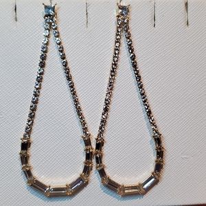💝 NWT Gold and crystal baguette dangle earrings